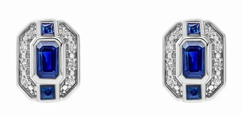 Boucles d'oreilles de luxe en or blanc 375 carats avec saphirs bleus centraux et pavage diamants.