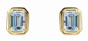 Boucles d'oreilles puces en or jaune 375 carats serties d'aigues-marines bleu clair facettées.