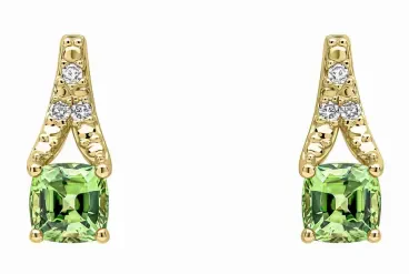 Boucles d'oreilles de luxe en or jaune 375 carats avec saphir vert central et entourage diamants.