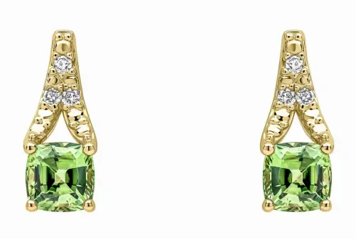 Boucles d'oreilles de luxe en or jaune 375 carats avec saphir vert central et entourage diamants.