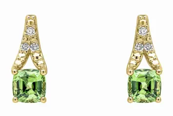 Boucles d'oreilles de luxe en or jaune 375 carats avec saphir vert central et entourage diamants.