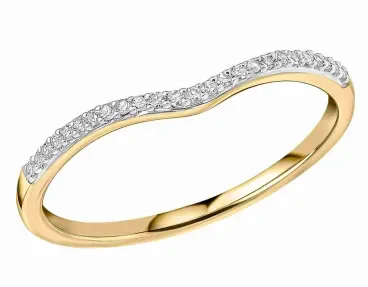 Alliance pour femme en or jaune 375 massif en forme de V sertie de diamants blancs brillants sur la moitié de l'anneau.