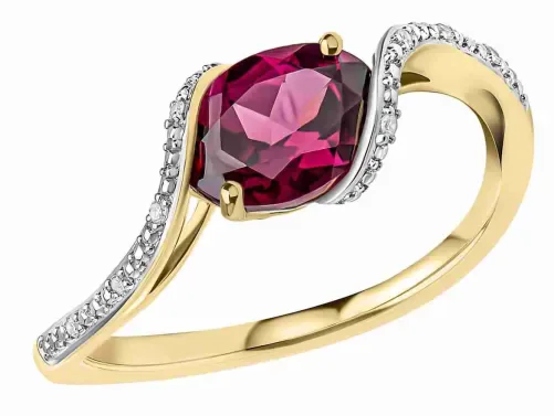 Bague pour femme en or jaune 375 avec anneau torsadé serti d'un grenat rouge central et de petits diamants brillants.