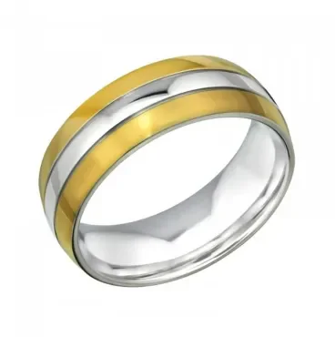 Bague pour homme en acier inoxydable avec finition dorée polie brillante et anneau lisse.