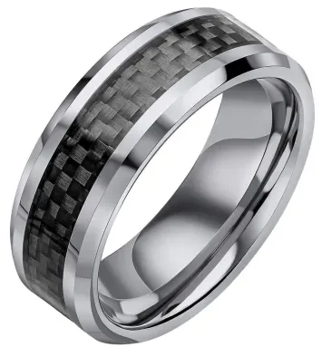 Bague pour homme en tungstène poli avec anneau central incrusté de fibre de carbone noire au motif tressé.