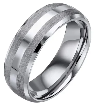 Bague pour homme en tungstène avec bande centrale en finition brossée mate et bordures biseautées polies brillantes.