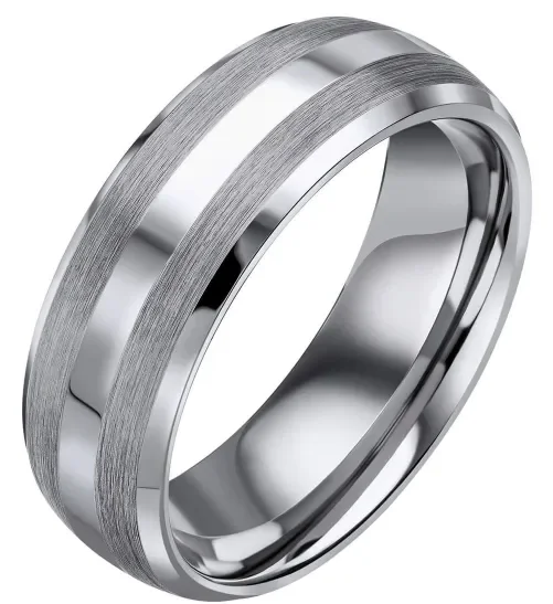 Bague pour homme en tungstène avec bande centrale en finition brossée mate et bordures biseautées polies brillantes.