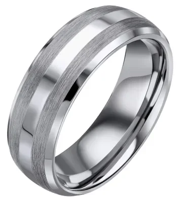 Bague pour homme en tungstène avec bande centrale en finition brossée mate et bordures biseautées polies brillantes.