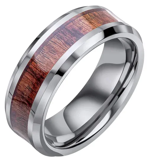 Bague pour homme en tungstène poli avec anneau central incrusté de bois brun naturel aux veines apparentes.