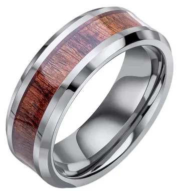 Bague pour homme en tungstène poli avec anneau central incrusté de bois brun naturel aux veines apparentes.