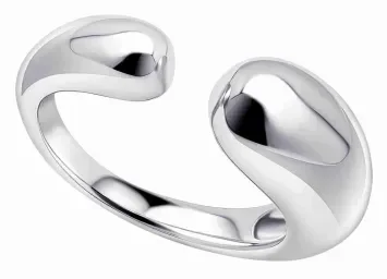 Bague ouverte pour femme en argent massif 925 avec extrémités polies et anneau ajustable minimaliste.