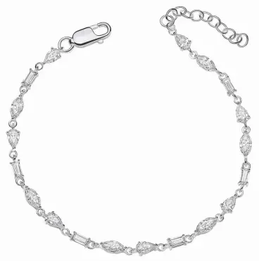 Bracelet rivière éclat céleste en argent 925 serti d'une ligne continue de cristaux de zirconium brillants sur fond blanc.