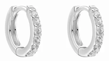 Boucles d'oreilles créoles en argent 925 pavées de petits cristaux de zirconium brillants, vue de profil sur fond blanc.