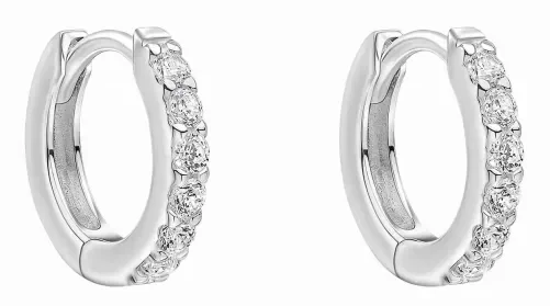 Boucles d'oreilles créoles en argent 925 pavées de petits cristaux de zirconium brillants, vue de profil sur fond blanc.