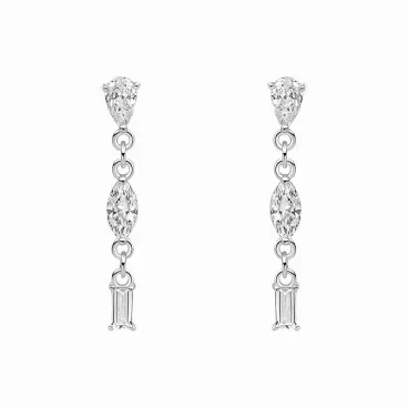 Boucles d'oreilles pendantes en argent 925 avec pierres de zirconium transparentes coupe brillant effet diamant sur fond blanc.