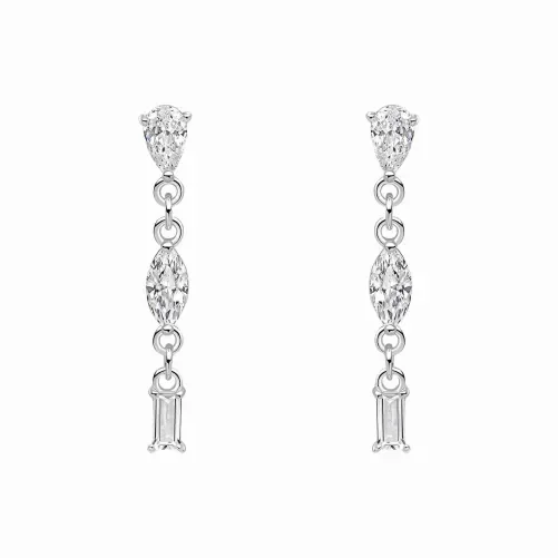 Boucles d'oreilles pendantes en argent 925 avec pierres de zirconium transparentes coupe brillant effet diamant sur fond blanc.
